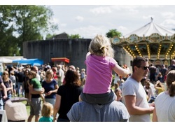 Logo_kermis_meisje_op_schouders