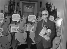 Marten Toonder presenteert nieuwe Bommel-uitgave in Kasteel Nederhorst (1973). Beeld: Nationaal Archief Marten Toonder presenteert nieuwe Bommel-uitgave in Kasteel Nederhorst (1973). Beeld: Nationaal Archief