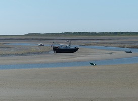 Normal_schiermonnikoog__wad__bootje__eb__vloed__blauwe_lucht__zand__zon__strand
