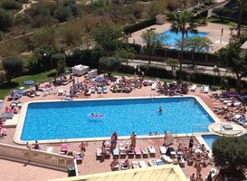 Normal_benidorm__zwembad__toeristen__zon__vakantie