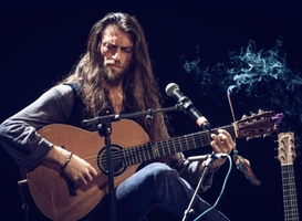 Normal_estas_tonne__gitarist__gitaar