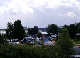Normal_camping_amsterdam__via_wiki__-_tentjes__rivier__brug__grijze_luchten