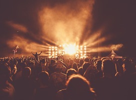 Normal_festival__licht__rook__menigte__mensen__concert