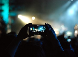 Normal_smartphone__concert__festival