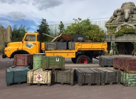 Normal_wildlands_adventure_zoo_emmen__gele_truck__kisten_