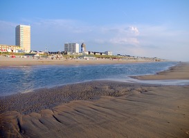 Normal_zandvoort__strand__zee__badplaats__toeristen__blauwe_lucht__wolkjes__flat__duinen__watertoren_zandvoort
