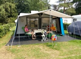 Normal_kamperen__caravan__camping__voortent__vijftigers__burgerlijk__alles_op_orde