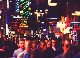 Normal_amsterdam_toeristen_neon_massatoerisme_mensen_lichtjes__002_