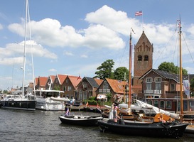 Normal_friesland_dorp_huisjes_bootjes_nederland
