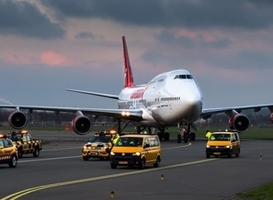 Normal_transport__boeing_747-400__corendon__klm__schiphol__vliegtuig__gras__bewolking