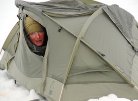 Normal_winterkamperen__man__sneeuw__tent