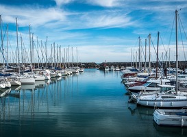 Normal_jachthaven__haven__zee__dijk__blauwe_lucht__bootjes__jachten__boten__zeilboten