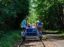 Normal_railbike__spoorfiets__railfietsen__bos__bomen__toeristen