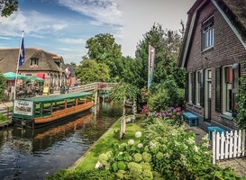 Normal_giethoorn__veneti__van_het_noorden__bootje__water__gras__huizen