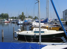 Normal_jachthaven__zeilboten__masten__zon__water__blauwe_lucht