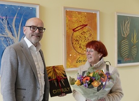 Normal_honderdduizendse_bezoeker_chihuly-tentoonstelling_groninger_museum____groninger_museum__foto__marten_de_leeuw_
