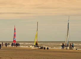 Normal_strand__catamaran__watersport__zee__strand__zand__wolken__mensen