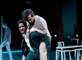 A seat at the table - fotografie; Bas de Brouwer (beeld via persbericht Het Nationale Theater) A seat at the table - fotografie; Bas de Brouwer (beeld via persbericht Het Nationale Theater)