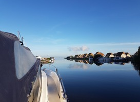 Normal_friesland_dorp_huisjes_bootjes_nederland_vrije_tijd
