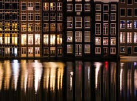 Normal_amsterdam__grachtenpanden__grachten__water___s_avonds__lichtjes