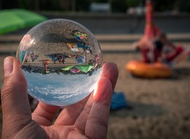 Normal_glazen_bol__strand__recreatie__zee__mooi_weer__parasols