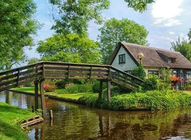 Normal_giethoorn__water__varen__groen__huizen__brug
