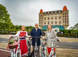 Roodkapje, Wethouder Bruijniks, en staatssecretaris van Veldhoven komen op de fiets aan bij het Efteling Hotel Roodkapje, Wethouder Bruijniks, en staatssecretaris van Veldhoven komen op de fiets aan bij het Efteling Hotel