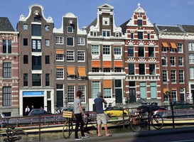 Normal_amsterdam__grachten__toeristen__vakantie__bijzondere_collecties__uva__fotograferen__zonnige_dag__mooi_weer__slippers