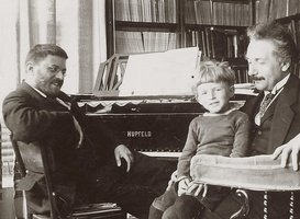 Albert Einstein met Paul Ehrenfest en diens zoon Paul, 1920 - beeld via persbericht Rijksmuseum Boerhaave