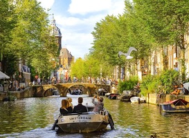 Normal_amsterdam__grachten__toeristen__bootje__mooi_weer