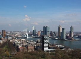 De skyline van Rotterdam, met rechts de ingang naar de Rijnhaven De skyline van Rotterdam, met rechts de ingang naar de Rijnhaven