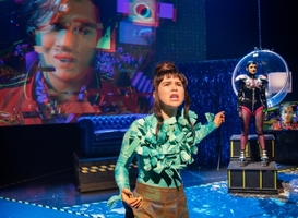 Beeld uit voorstelling 'Revolutions' van HNTjong. Foto; Phile Deprez Beeld uit voorstelling 'Revolutions' van HNTjong. Foto; Phile Deprez