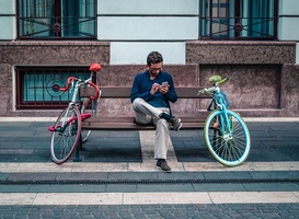 Normal_man__wachten__telefoon__smartphone__racefietsen__bankje__buiten__stad