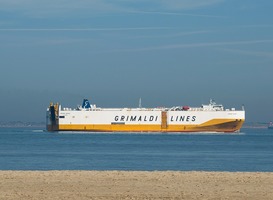 Binnenvaartpassagiersschip van Grimaldi Lines op de Westerschelde Binnenvaartpassagiersschip van Grimaldi Lines op de Westerschelde