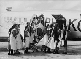 Normal_ziekenzusters_bekijken_dc-2_ph-ako__oeverzwaluw_._schiphol_tweede_helft_jaren__30._foto_mai_-_klm_foto_historisch_archief