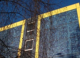 Weliswaar niet in de vorm van luiken, maar wel verticaal: bij dit appartementencomplex in Lausanne (Zwitserland) zijn de zonnepanelen langs de façade aangebracht. Het nog te bouwen EnergyHotel in Ede gaat iets vergelijkbaars doen Weliswaar niet in de vorm van luiken, maar wel verticaal: bij dit appartementencomplex in Lausanne (Zwitserland) zijn de zonnepanelen langs de façade aangebracht. Het nog te bouwen EnergyHotel in Ede gaat iets vergelijkbaars doen