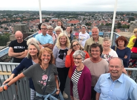 Een groep vrijwilligers op een van de torens van de kathedrale basiliek (Klim naar het licht, juli 2019, Koepel Kathedraal Haarlem) Een groep vrijwilligers op een van de torens van de kathedrale basiliek (Klim naar het licht, juli 2019, Koepel Kathedraal Haarlem)