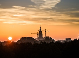 Normal_groningen__stad_en_ommeland__martinitoren__zon__hijskranen__forum_in_aanbouw__universiteitstoren__rug