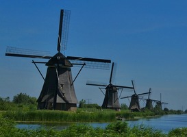 Normal_kinderdijk__molens__gras__water__strakblauw
