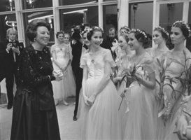 Koningin Beatrix bij 4e balletgala van Stichting Dansers Fonds79 in Amsterdam i.g.m. o.a. soliste Jeanette Vandersaar. (Foto: Croes, Rob C. / Anefo) Koningin Beatrix bij 4e balletgala van Stichting Dansers Fonds79 in Amsterdam i.g.m. o.a. soliste Jeanette Vandersaar. (Foto: Croes, Rob C. / Anefo)