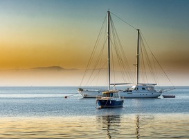 Normal_jacht__bootje__stille_wateren__diepe_gronden__zon__nevel