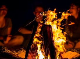 Normal_kampvuur__aangebrande_marshmallow__mensen__hout