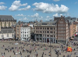 Normal_amsterdam__dam__toerisme__hotdogkraam__nieuwe_kerk_-_bijgesneden