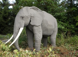 Normal_olifant_van_lego__bsojes__grijs__slagtanden__graslanden
