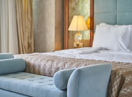 Normal_hotelkamer__bed__bankje__lampje__spiegel