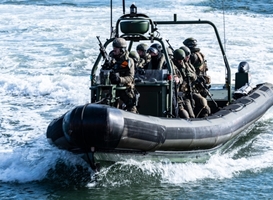 Mariniers onderweg naar gekaapt schip (foto; mediacentrum Defensie - via pb Mariniersmuseum) Mariniers onderweg naar gekaapt schip (foto; mediacentrum Defensie - via pb Mariniersmuseum)