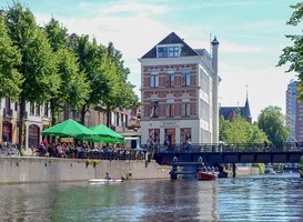 Normal_groningen__hoge_der_a_vanaf_lage_der_a__heykenshuis__water__bootjes__terrassen