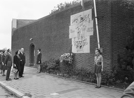 Koningin Juliana en prins Bernhard zijn bij de 25e dodenherdenking in de Scheveningse gevangenis (het Oranjehotel) bij 'Dodencel 601'; defilé langs het oorlogsmonument aan de muur van de gevangenis. Foto; Eric Koch Koningin Juliana en prins Bernhard zijn bij de 25e dodenherdenking in de Scheveningse gevangenis (het Oranjehotel) bij 'Dodencel 601'; defilé langs het oorlogsmonument aan de muur van de gevangenis. Foto; Eric Koch