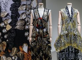 Twee creaties van Louis Vuitton uit de Cruise collection 2018. Foto; Fred Collier - Ville de Calais (Haute Dentelle) - beeld via persbericht TextielMuseum Twee creaties van Louis Vuitton uit de Cruise collection 2018. Foto; Fred Collier - Ville de Calais (Haute Dentelle) - beeld via persbericht TextielMuseum