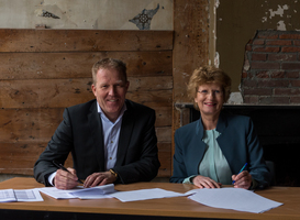 Directeuren Marjan Scharloo van Teylers Museum en Vincent Heijker van aannemersbedrijf Schakel & Schrale bij de ondertekening van het contract op donderdag 7 november voor de restauratie van Pieter Teylers Huis. Foto: Stéphanie Driessen Directeuren Marjan Scharloo van Teylers Museum en Vincent Heijker van aannemersbedrijf Schakel & Schrale bij de ondertekening van het contract op donderdag 7 november voor de restauratie van Pieter Teylers Huis. Foto: Stéphanie Driessen